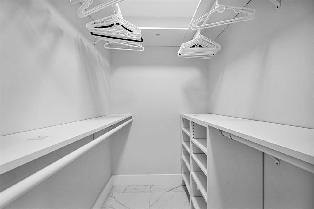 Building Photo - 6279 Bay Club Dr