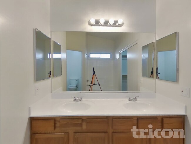 Building Photo - 2601 S 79th Dr