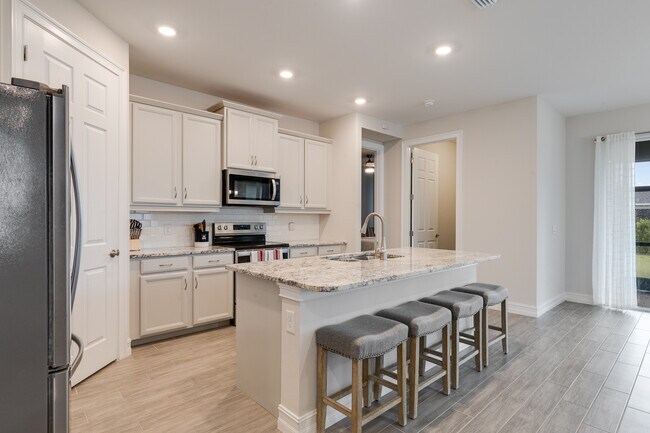 Building Photo - 210 Spg Hl Lk Lp