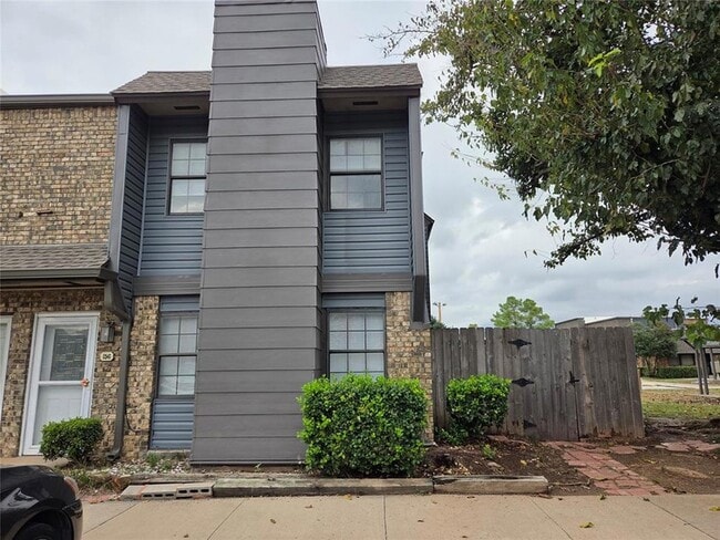 Building Photo - 401 SE 12th St