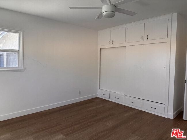Building Photo - 1160 N Fries Ave