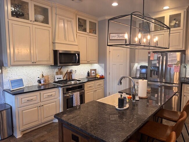 Building Photo - WOW! This home has it all, 3 full bathrooms, 5 true bedrooms AND a bonus room. great outdoor spac...