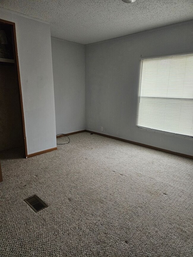 Building Photo - 2 Bedroom, 2 Bath Mobile Home in Yorktowne, Winchester!