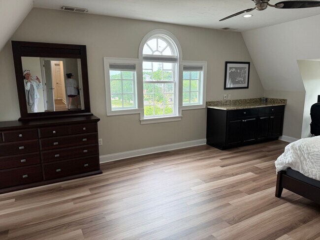 Building Photo - King Light, LLC