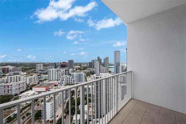 Building Photo - 2020 N Bayshore Dr