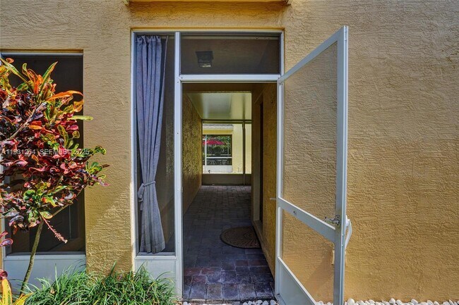 Building Photo - 2057 SE Avon Park Dr