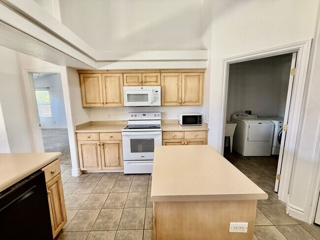 Building Photo - 4-BR Home in Shadow Mountain @ Green Valley