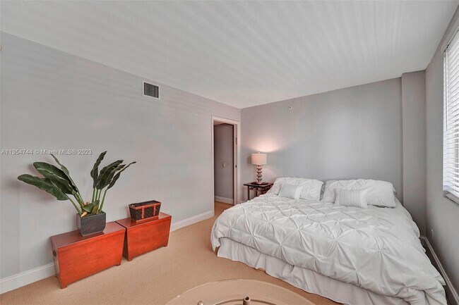 Building Photo - 9499 Collins Ave