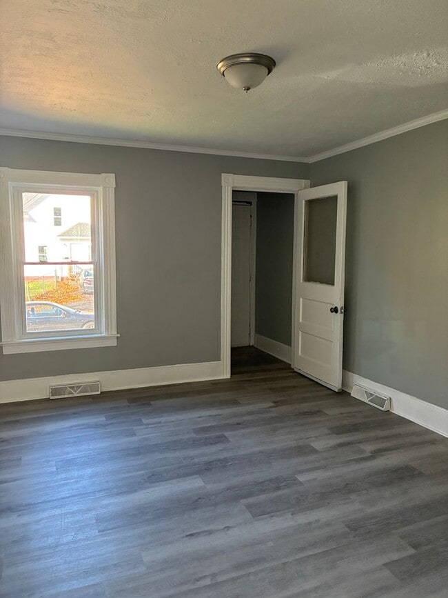 Building Photo - Fresh and updated 4 bedroom for immediate occupancy