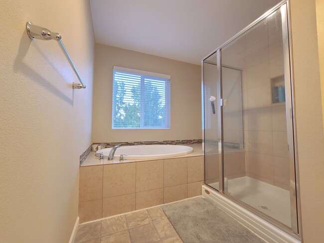 Building Photo - 4 bedroom/2.5 bath in Parkside Estates