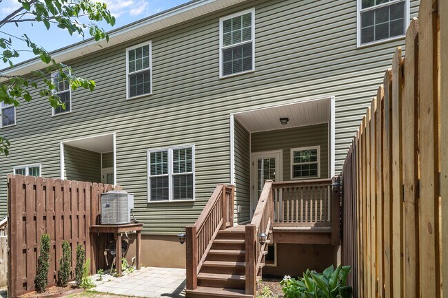 Building Photo - 3 Bedroom Townhome Across from Richmond Hill Golf Club