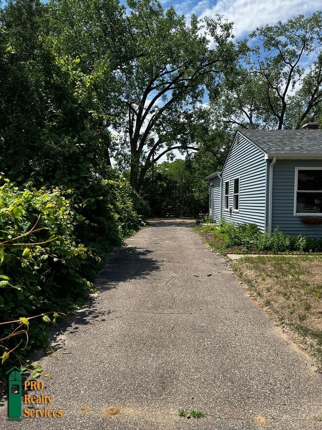 Building Photo - 3 Bedroom Bungalow in St. Louis Park