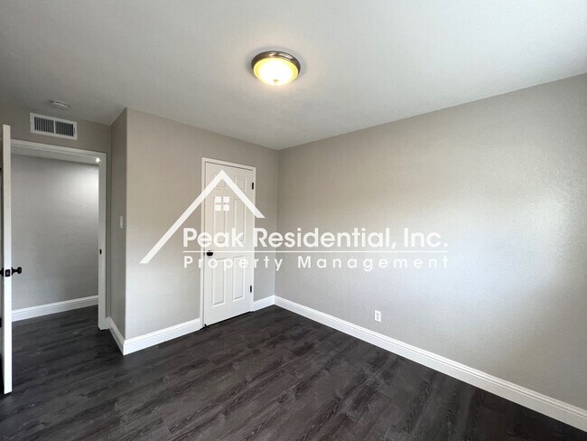 Building Photo - Beautifully Updated 3bd/2ba Home with 2 Car Garage!