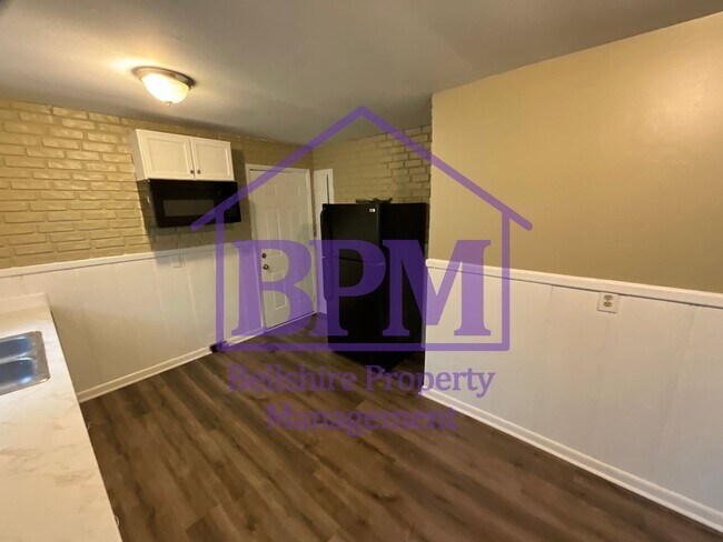 Building Photo - Cozy & Freshly Updated 2 Bed / 1 Bath Home...