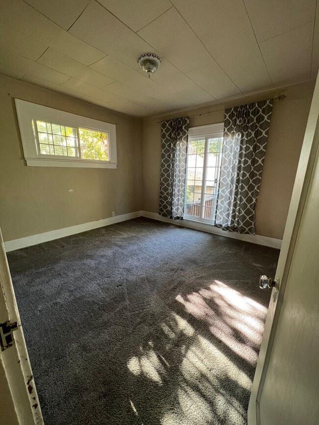 Building Photo - 2 Bedroom 1 Bathroom Home - Located Near D...