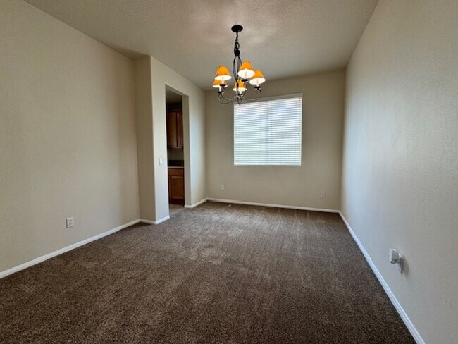 Building Photo - Gorgeous Westside 5 + 3 With Solar - $3800
