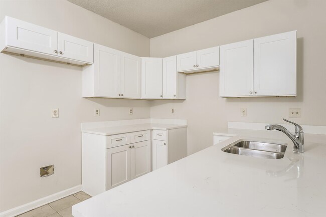 Building Photo - 4590 Lindawood Ln