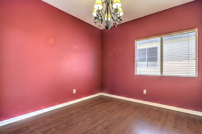 Building Photo - "Embrace Comfort and Style: Spacious 3-Bed...