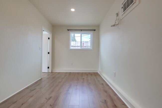 Building Photo - Valley Village