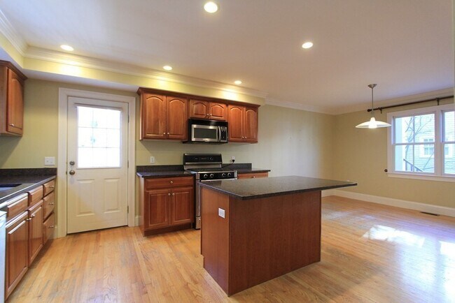 Building Photo - 49 Wyman St