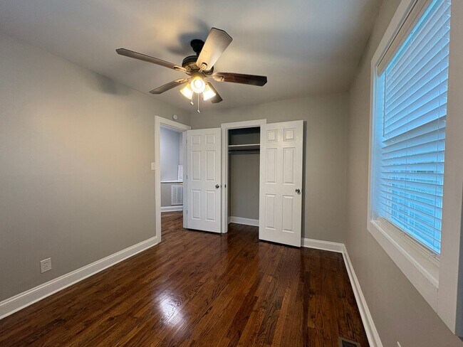 Building Photo - 2 Bedroom, 1 Bathroom House in Greensboro!