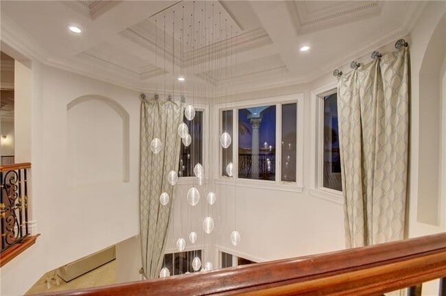 Building Photo - 1320 S Lakeside Dr