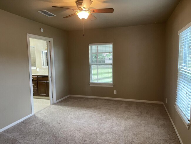 Building Photo - 312 Circle Dr