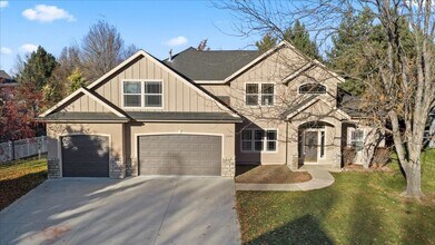 Building Photo - Quiet, Convenient, and Spacious 5 Bedroom 4 Bathroom Home