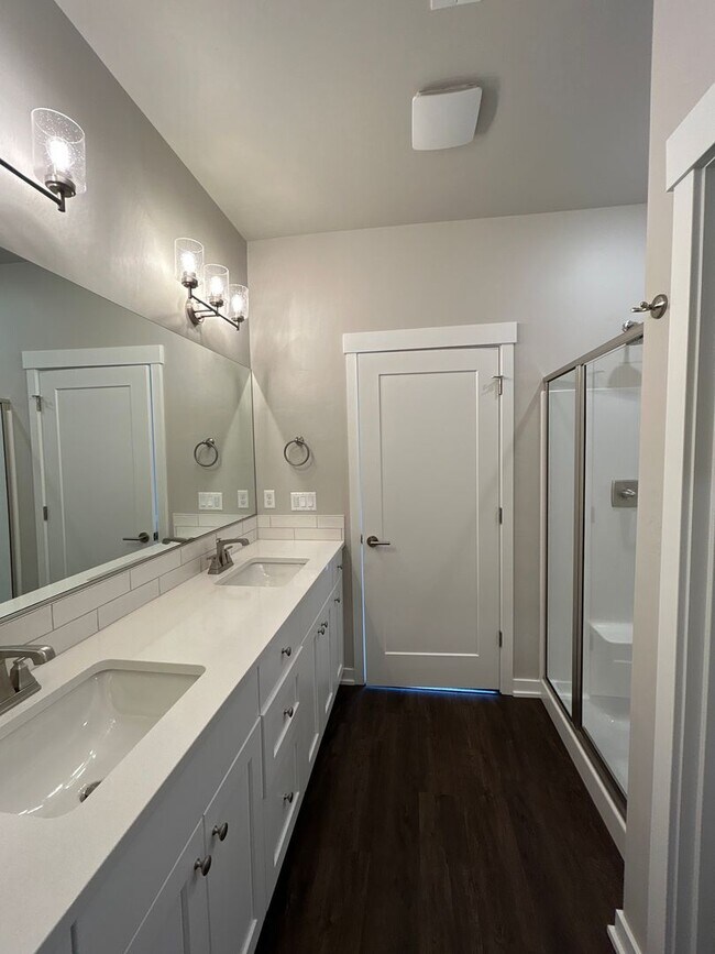 Building Photo - Luxury 2BR Duplex Near Old Mill District & Trails – Apply Today!