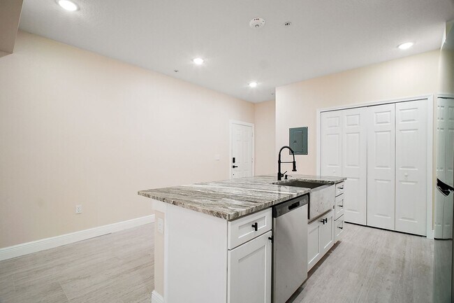 Building Photo - Luxury 2 Bed 2 Bath, Downtown Eustis Full ...