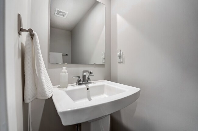 Building Photo - 7905 Pinnacle Point Dr