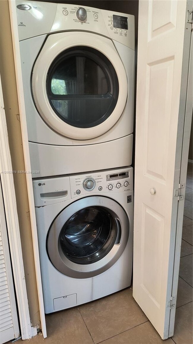 Building Photo - 985 NE 34th Ave