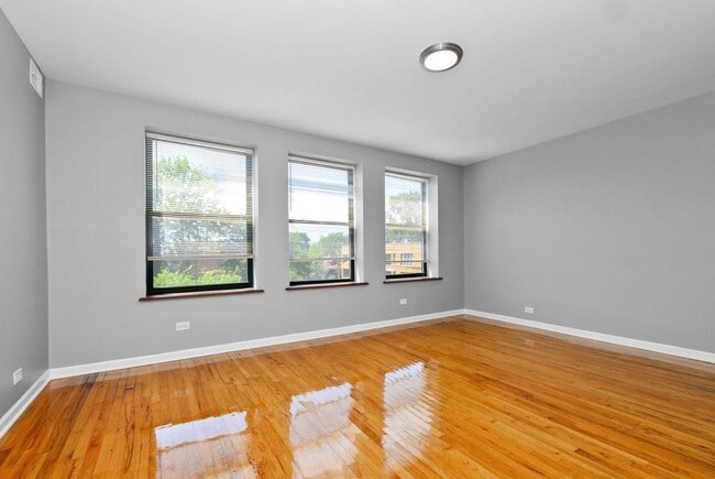 Building Photo - Two Bedroom in South Shore