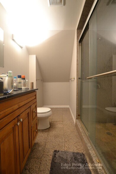 Building Photo - 40 Long Ave