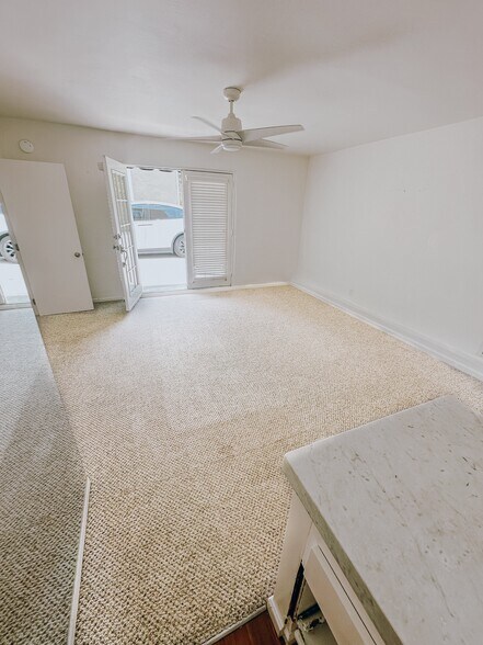 Building Photo - 835 Westmount Dr