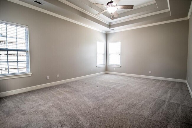 Building Photo - 5607 S 43rd St