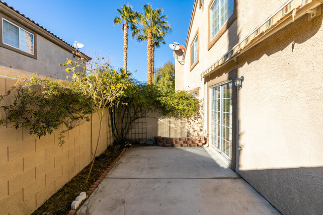 Building Photo - North Summerlin Townhouse with attached ga...