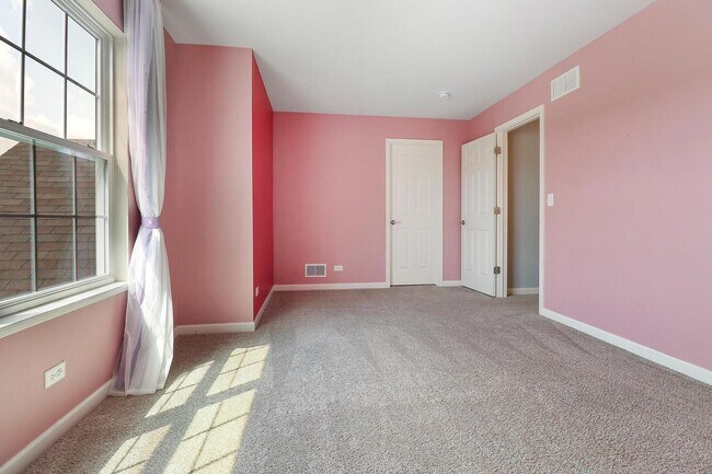 Building Photo - 643 Seneca St