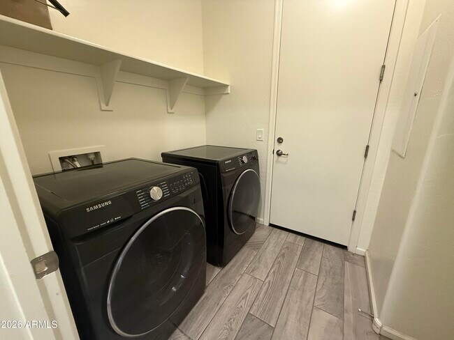 Building Photo - 263 E Lantana Dr