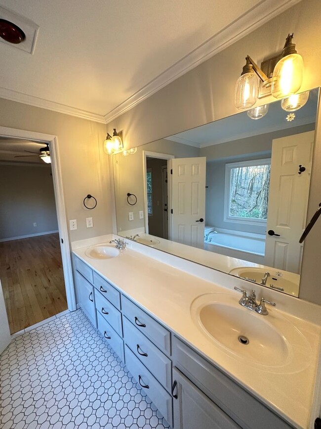 Building Photo - Beautiful Home off Timothy Available