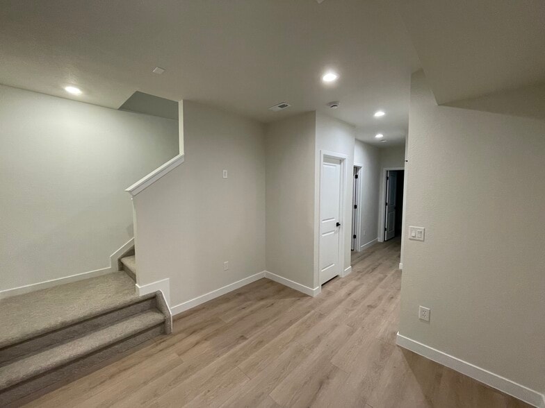 Building Photo - 15275 W 68th Pl