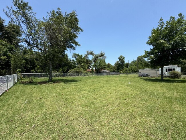 Building Photo - "Charming 4 Bed, 2 Bath Home with Granite ...
