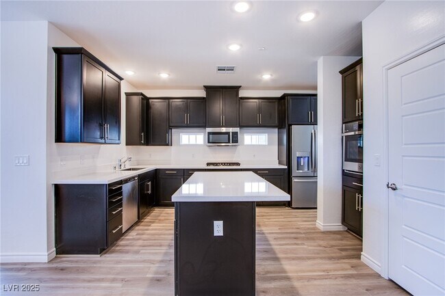 Building Photo - 2555 Hampton Rd
