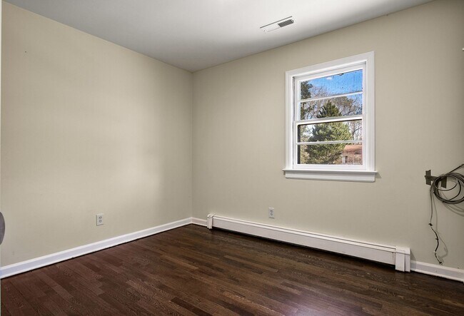 Building Photo - Spacious 3 Bed 2 Bath Rancher Available NOW