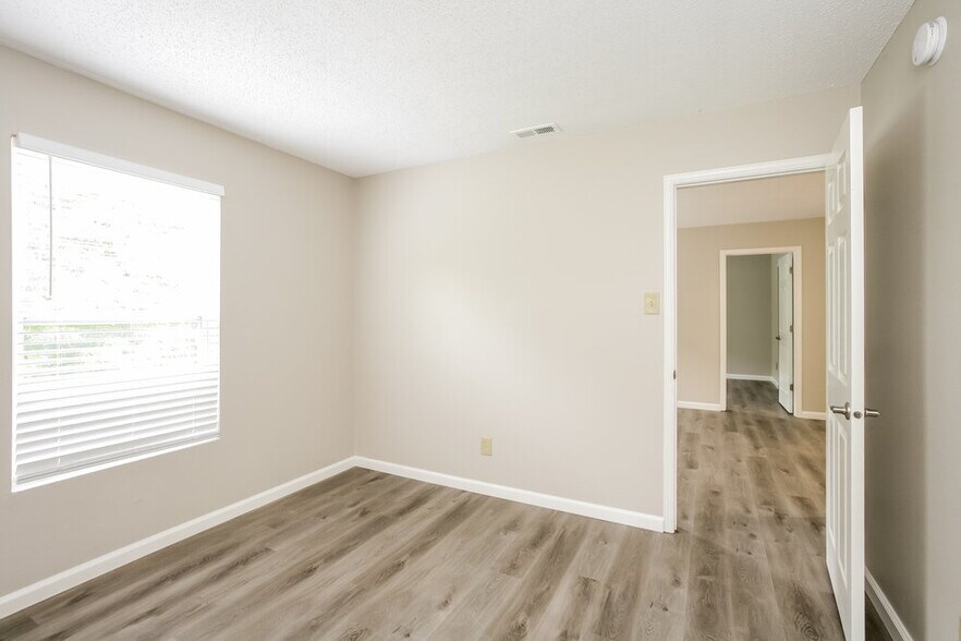 Building Photo - 6336 Alonzo Dr