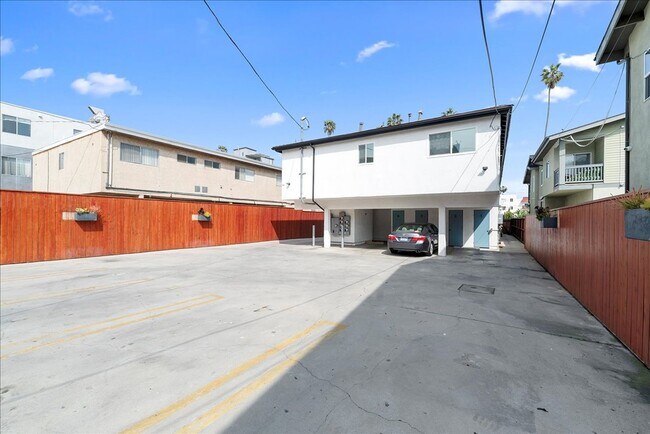 Building Photo - 941 Normandie Ave