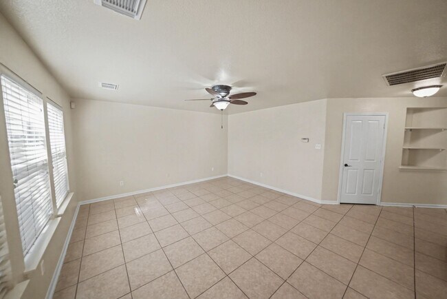Building Photo - Beautiful 5-Bedroom Home in Schertz - Realtor Commission: $750