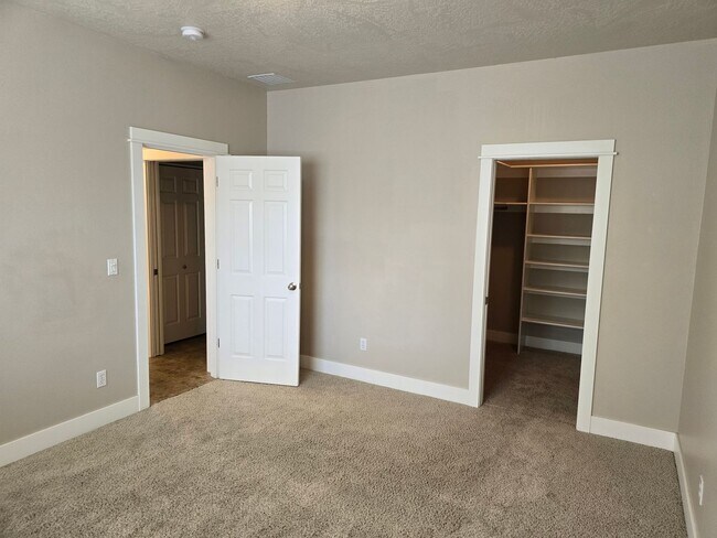 Building Photo - Beautiful 3 Bedroom Off Gilham