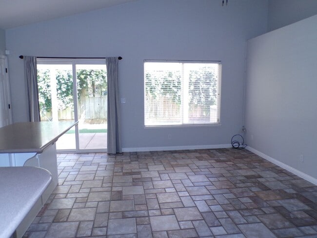 Building Photo - Beautiful East Modesto Home located in Sylvan School District