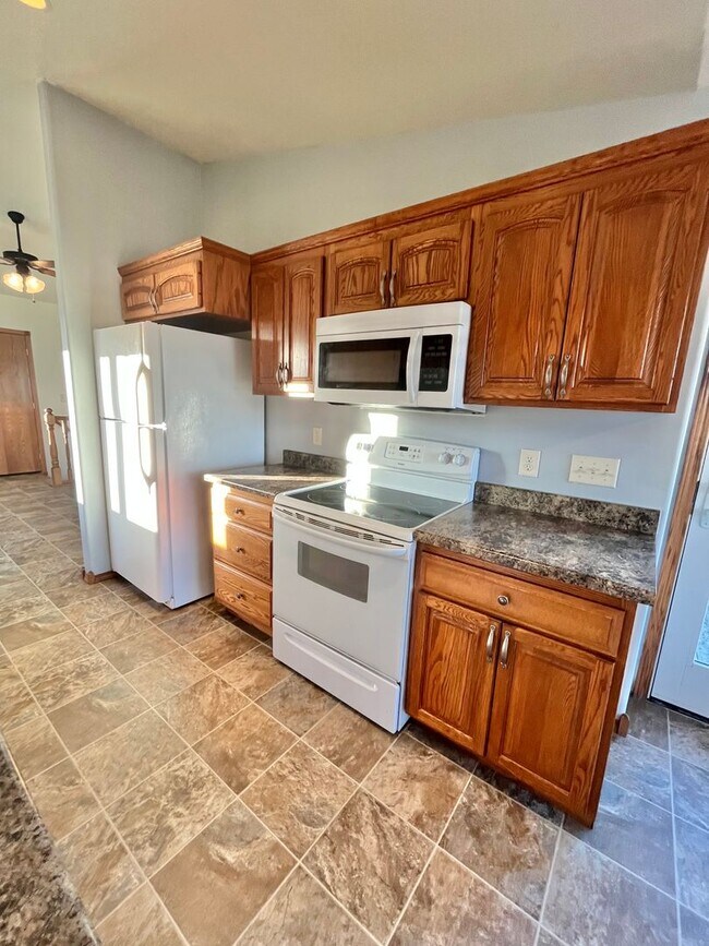 Building Photo - Spacious 4 Bed/3 Bath Twinhome in Brandon!